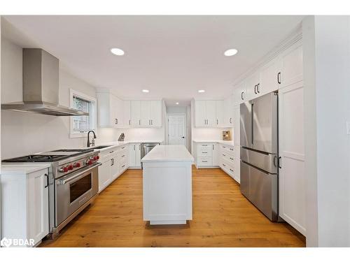 38 Willow Drive, Tiny, ON - Indoor Photo Showing Kitchen With Upgraded Kitchen