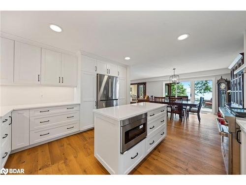 38 Willow Drive, Tiny, ON - Indoor Photo Showing Kitchen