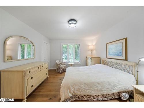 38 Willow Drive, Tiny, ON - Indoor Photo Showing Bedroom