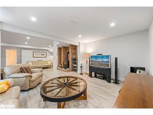 38 Willow Drive, Tiny, ON - Indoor Photo Showing Living Room