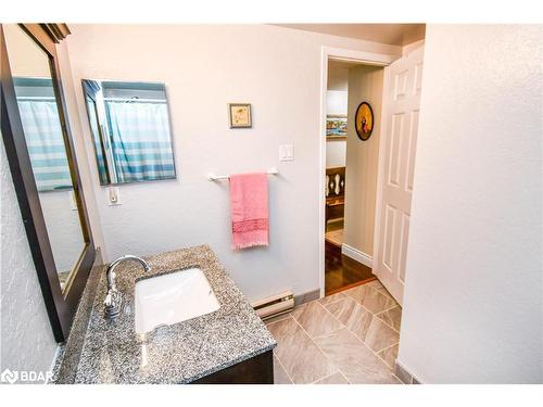 104-25 Meadow Lane, Barrie, ON - Indoor Photo Showing Bathroom