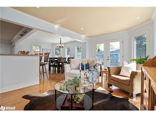 19 Grand Forest Drive, Barrie, ON - Indoor Photo Showing Living Room