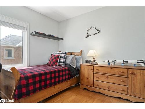 19 Grand Forest Drive, Barrie, ON - Indoor Photo Showing Bedroom