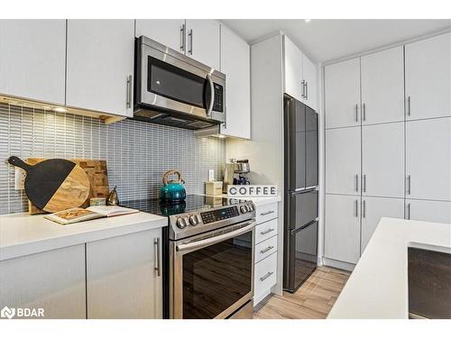 410-375 Sea Ray Avenue, Innisfil, ON - Indoor Photo Showing Kitchen