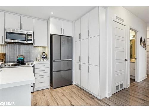 410-375 Sea Ray Avenue, Innisfil, ON - Indoor Photo Showing Kitchen