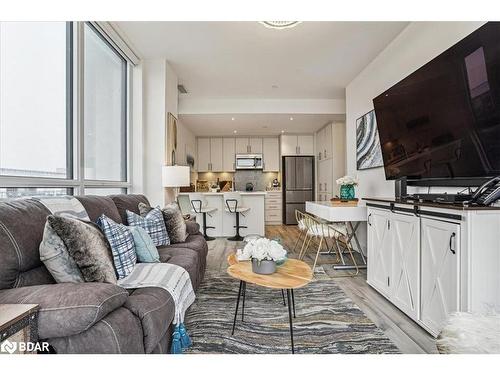 410-375 Sea Ray Avenue, Innisfil, ON - Indoor Photo Showing Living Room