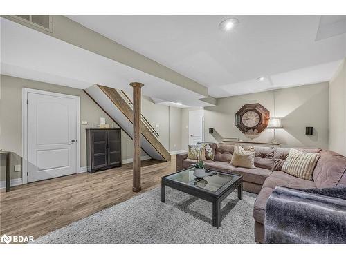 15 Cityview Circle, Barrie, ON - Indoor Photo Showing Living Room