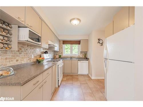 13 Daniele Avenue N, New Tecumseth, ON - Indoor Photo Showing Kitchen