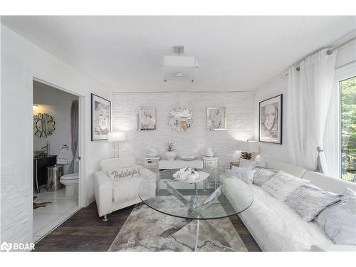 64 O'Shaughnessy Crescent, Barrie, ON - Indoor Photo Showing Living Room