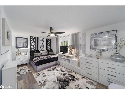 64 O'Shaughnessy Crescent, Barrie, ON - Indoor Photo Showing Living Room