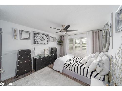 64 O'Shaughnessy Crescent, Barrie, ON - Indoor Photo Showing Bedroom