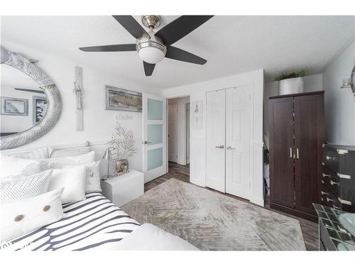 64 O'Shaughnessy Crescent, Barrie, ON - Indoor Photo Showing Bedroom