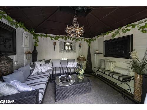 64 O'Shaughnessy Crescent, Barrie, ON - Indoor Photo Showing Living Room