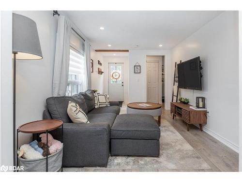 1068 Emily Street, Innisfil, ON - Indoor Photo Showing Living Room