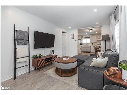 1068 Emily Street, Innisfil, ON - Indoor Photo Showing Living Room