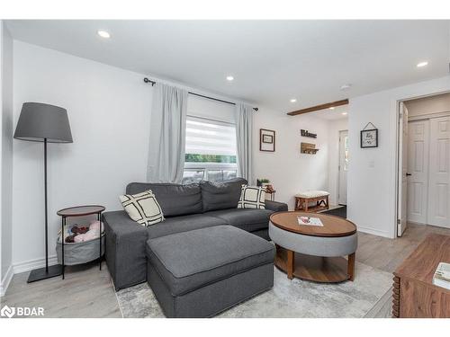 1068 Emily Street, Innisfil, ON - Indoor Photo Showing Living Room