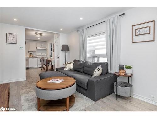 1068 Emily Street, Innisfil, ON - Indoor Photo Showing Living Room