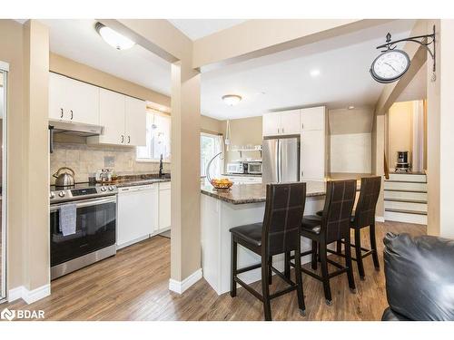 33 Roslyn Road, Barrie, ON - Indoor Photo Showing Kitchen With Stainless Steel Kitchen With Upgraded Kitchen