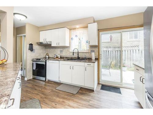 33 Roslyn Road, Barrie, ON - Indoor Photo Showing Kitchen