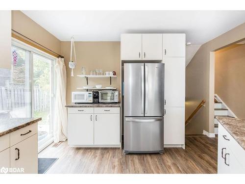 33 Roslyn Road, Barrie, ON - Indoor Photo Showing Kitchen