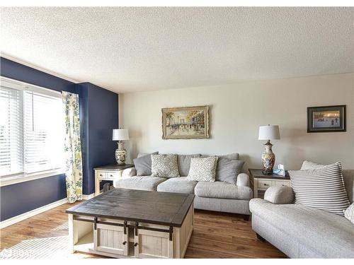 320 Park Street Street, Orillia, ON - Indoor Photo Showing Living Room