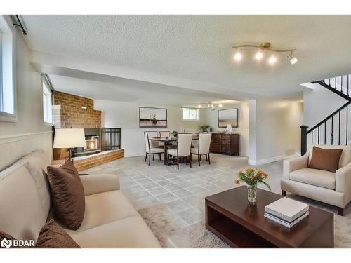 201 Lillian Crescent, Barrie, ON - Indoor Photo Showing Living Room