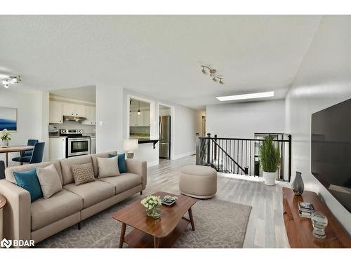 201 Lillian Crescent, Barrie, ON - Indoor Photo Showing Living Room