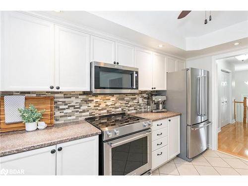 110 Chieftain Crescent, Barrie, ON - Indoor Photo Showing Kitchen