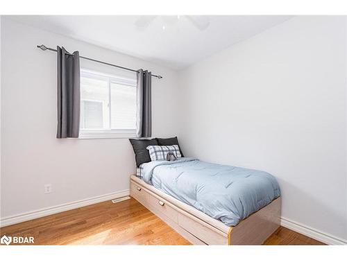 110 Chieftain Crescent, Barrie, ON - Indoor Photo Showing Bedroom