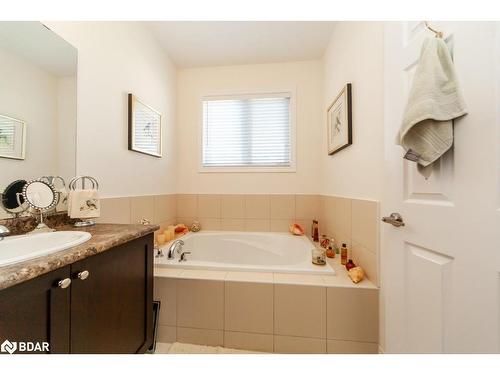 560 Brett Street, Shelburne, ON - Indoor Photo Showing Bathroom