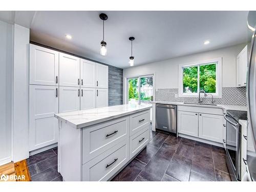 40 Monique Crescent, Barrie, ON - Indoor Photo Showing Kitchen With Upgraded Kitchen