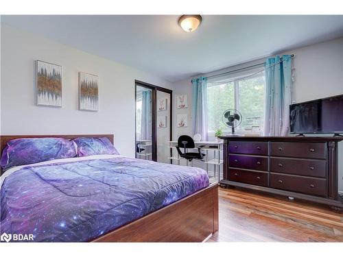 447 13 Line S, Oro-Medonte, ON - Indoor Photo Showing Bedroom