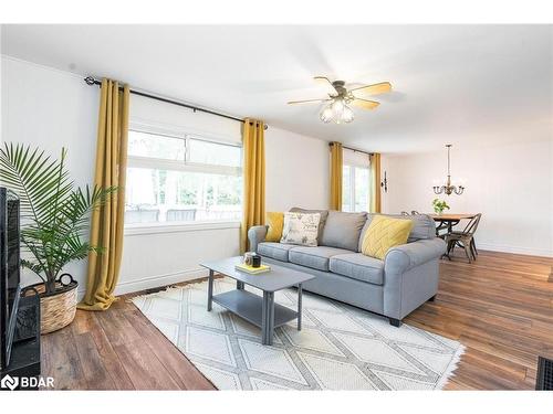 543 Oleary Lane, Victoria Harbour, ON - Indoor Photo Showing Living Room