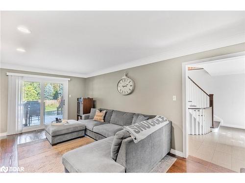 24 Dyer Boulevard, Barrie, ON - Indoor Photo Showing Living Room