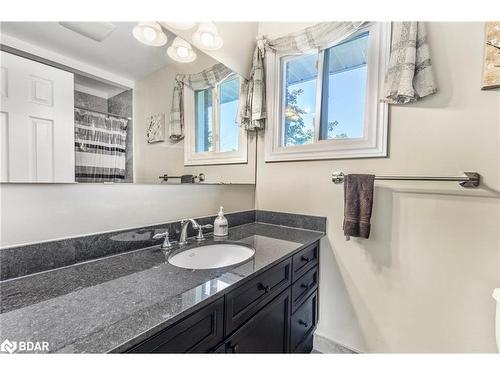 24 Dyer Boulevard, Barrie, ON - Indoor Photo Showing Bathroom