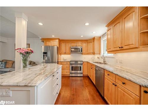 15 Pratt Road, Barrie, ON - Indoor Photo Showing Kitchen With Upgraded Kitchen