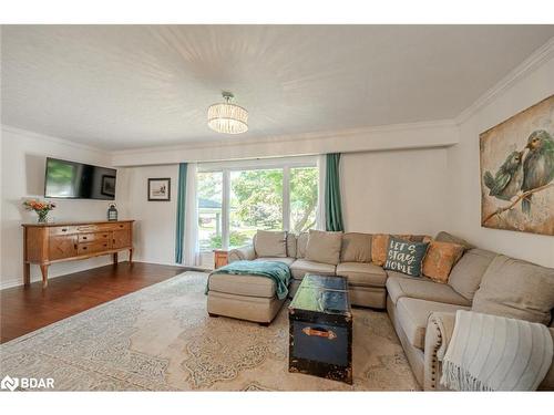 15 Pratt Road, Barrie, ON - Indoor Photo Showing Living Room