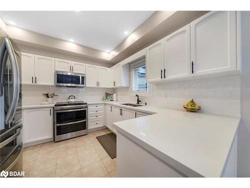 33 Penvill Trail, Barrie, ON - Indoor Photo Showing Kitchen With Double Sink With Upgraded Kitchen