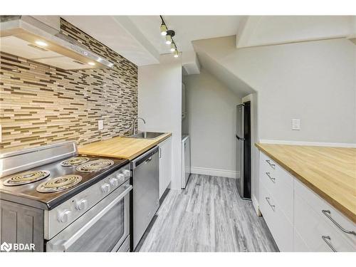 23 Grove Street, Hamilton, ON - Indoor Photo Showing Kitchen