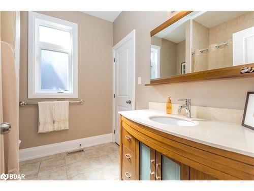 177 Little Avenue, Barrie, ON - Indoor Photo Showing Bathroom