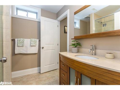 177 Little Avenue, Barrie, ON - Indoor Photo Showing Bathroom