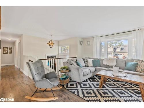 3421 Timberline Avenue, Severn Twp, ON - Indoor Photo Showing Living Room