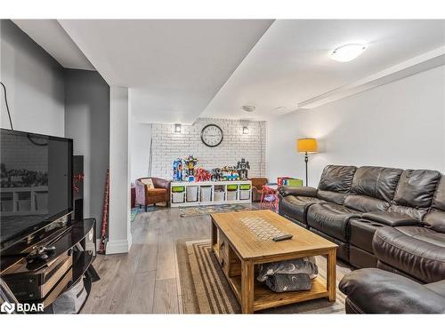 3421 Timberline Avenue, Severn Twp, ON - Indoor Photo Showing Living Room