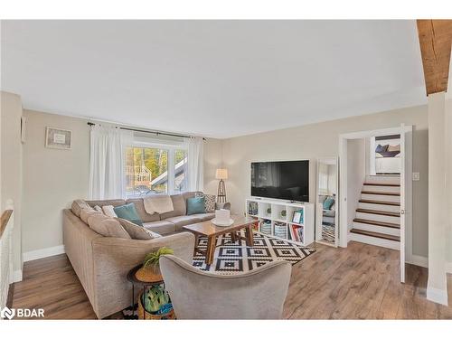 3421 Timberline Avenue, Severn Twp, ON - Indoor Photo Showing Living Room