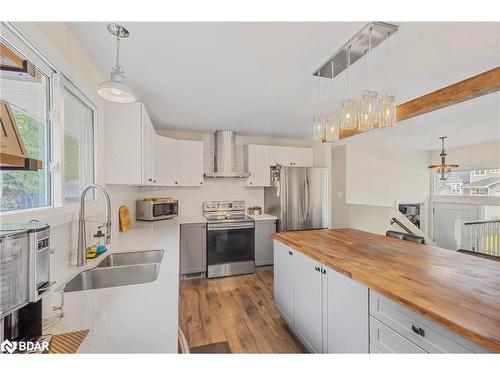 3421 Timberline Avenue, Severn Twp, ON - Indoor Photo Showing Kitchen With Double Sink With Upgraded Kitchen