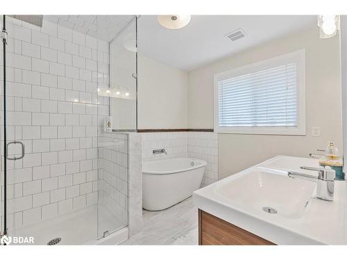 3421 Timberline Avenue, Severn Twp, ON - Indoor Photo Showing Bathroom