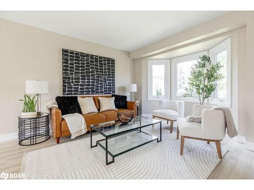 987 Garden Avenue, Innisfil, ON - Indoor Photo Showing Living Room