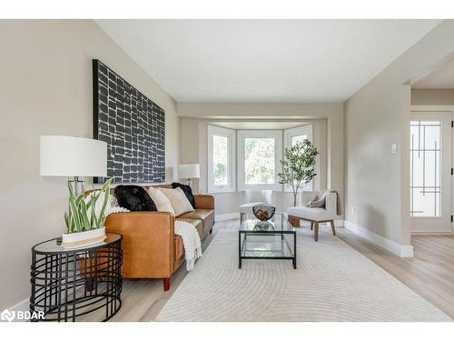 987 Garden Avenue, Innisfil, ON - Indoor Photo Showing Living Room