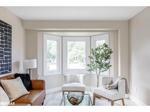 987 Garden Avenue, Innisfil, ON - Indoor Photo Showing Living Room