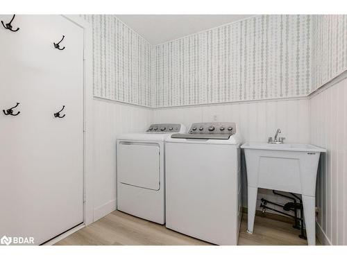 987 Garden Avenue, Innisfil, ON - Indoor Photo Showing Laundry Room